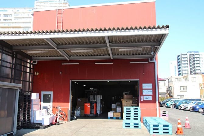 商品の検品を行う滝野川工場（左）