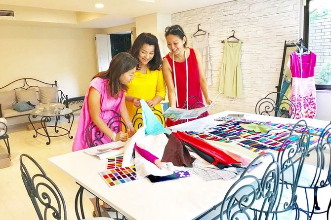 実物を見ながら生地やデザインを検討する