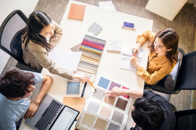 ミーティングで色を吟味中のチーム