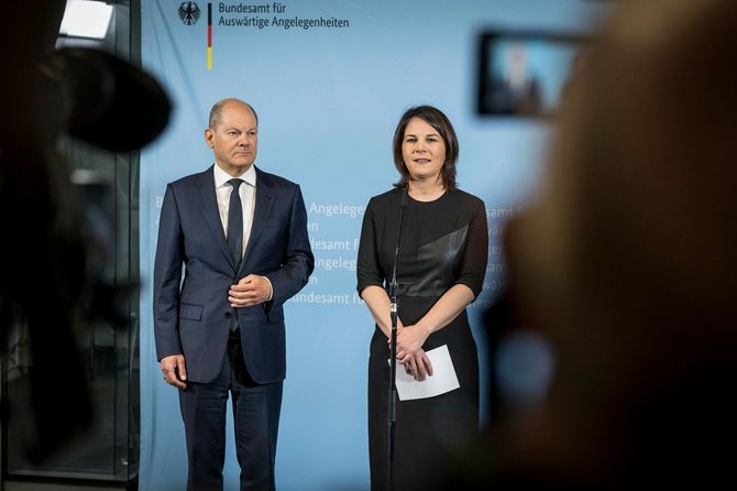 ドイツのアンナレーナ・ベアボック外務大臣(写真右、同盟90/緑の党)と、オラフ・ショルツ首相(写真左、SPD)による、連邦外務省訪問後の報道声明。