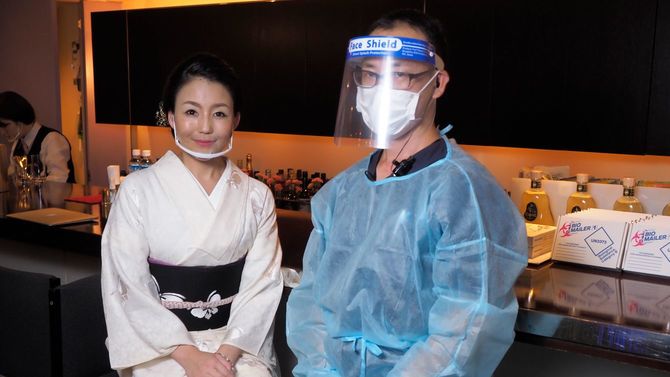 高梨凛ママ(左)と医師