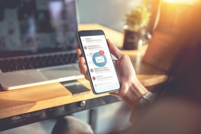 電子メールを受信するスマートフォン