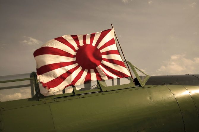 旭日旗が風にはためく零戦