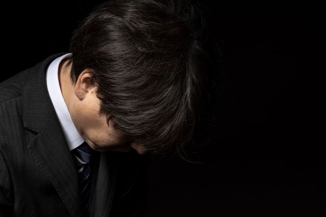 うなだれている男性