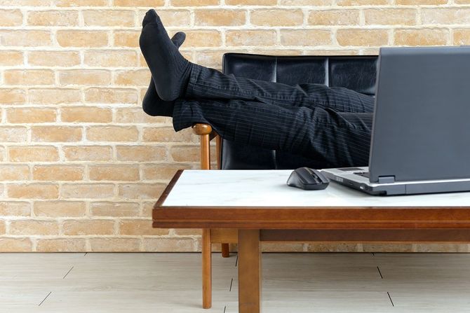 ソファで横になる男性の足