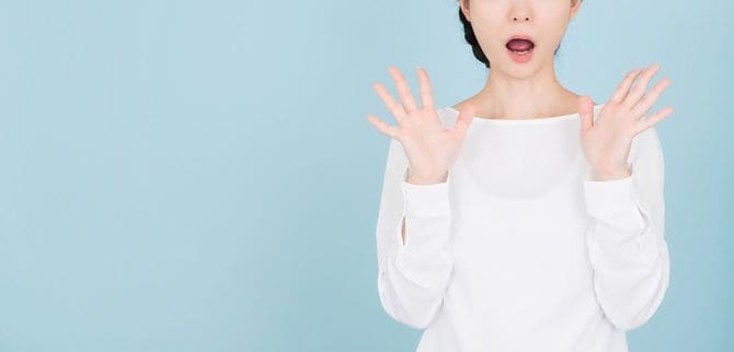 驚いている女性