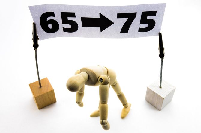 老人の人形と年齢