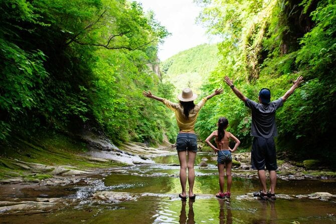川遊びを満喫する家族