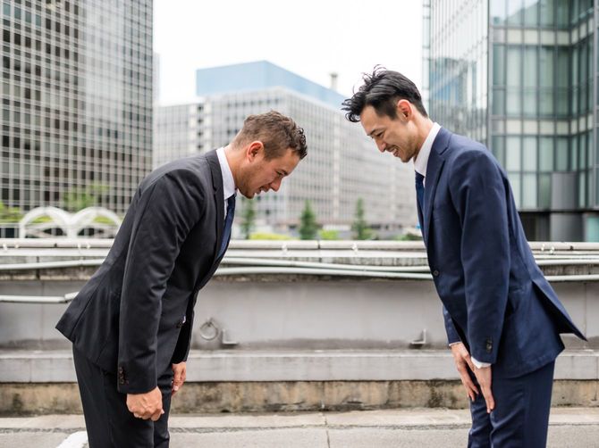 お互いにお辞儀であいさつ