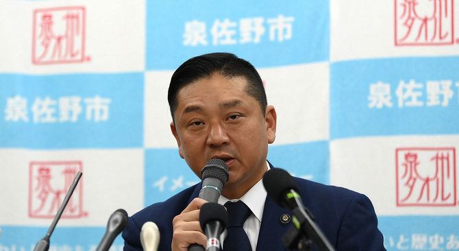 最高裁判決を受け、記者会見する大阪府泉佐野市の千代松大耕市長