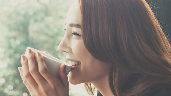 幸せそうにコーヒーを飲む女性