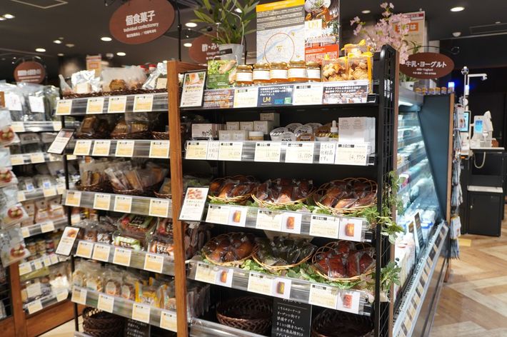 梅田・茶屋町のビル屋上の養蜂場で採れたハチミツを販売する「大阪ハニー」のハチミツやフィナンシェ、スキンケア用品を取りそろえる