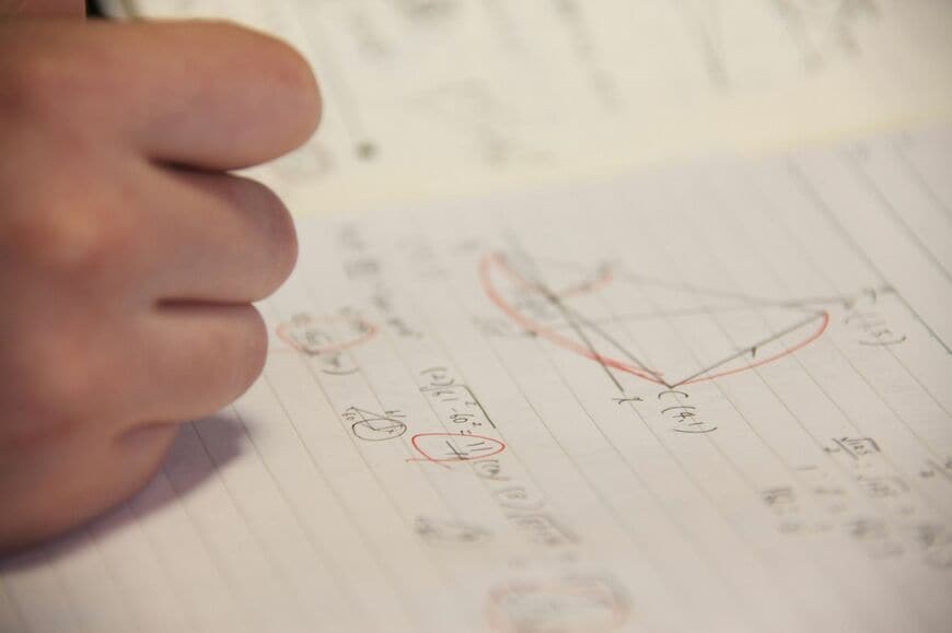 図形の問題を解いている手元