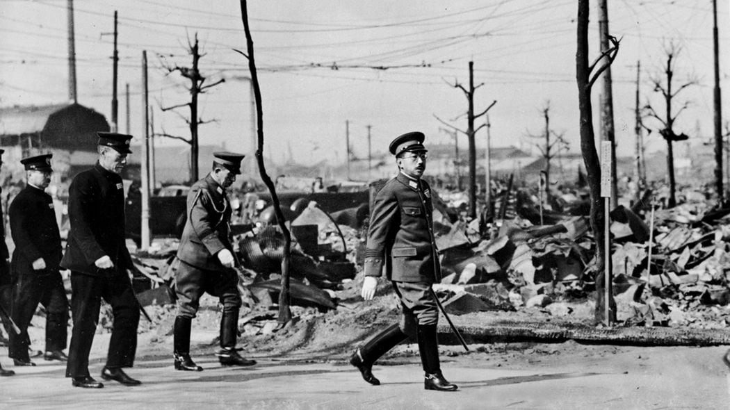 東京大空襲8日後の衝撃…焦土の都内を歩いて視察する昭和天皇に土下座する人々が涙を流しながら呟いた言葉 戦前･戦中･戦後あの日の昭和天皇の素顔