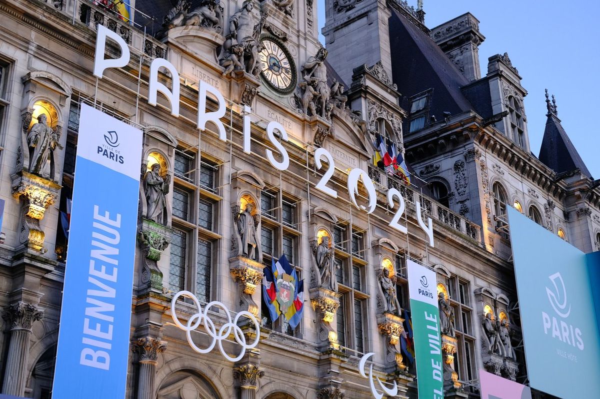 オリンピックのロゴが入ったパリ市庁舎のファサード