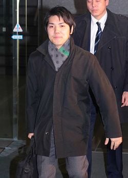 勤務先の法律事務所を出る小室圭さん
