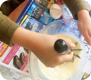 自粛期間中は、子供と一緒に料理を作った。（写真＝佐々木さん提供）