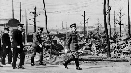 東京大空襲8日後の衝撃…焦土の都内を歩いて視察する昭和天皇に