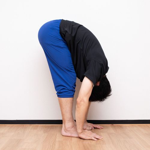 「僕の場合はちょっと柔らかすぎるんですが……」と言いながら鈴木氏が前屈