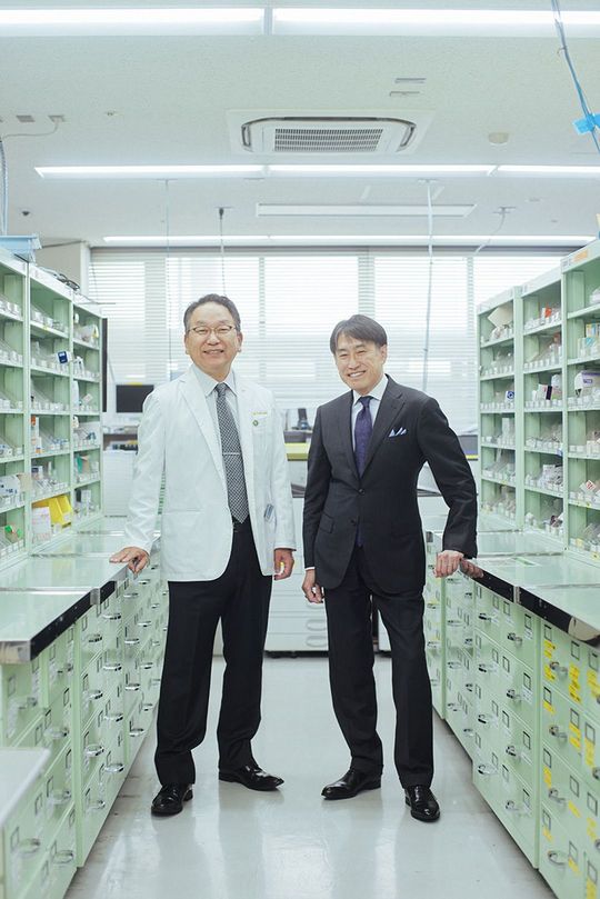 鳥取大学医学部附属病院の武中篤病院長(左)とアステラス製薬の岡村直樹社長(右)