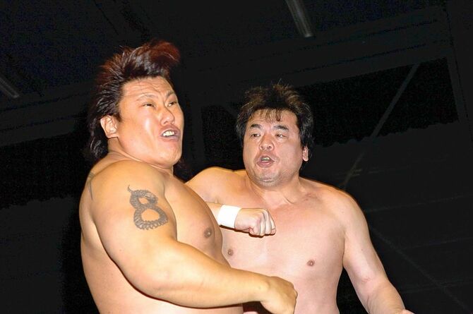 2006年の試合で、三沢さんをバックドロップで投げる斎藤さん