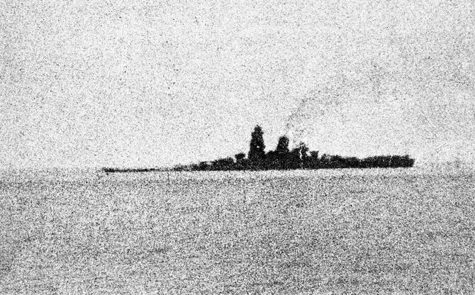 米艦載機の攻撃を受け沈みゆく旧日本海軍の戦艦「武蔵」