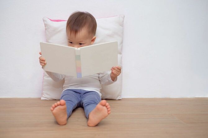本を見ている赤ちゃん