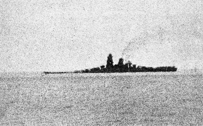 米艦載機の攻撃を受け沈みゆく旧日本海軍の戦艦「武蔵」
