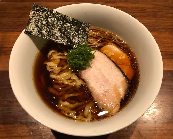 自家製の多加水麺を一玉ずつ手もみした逸品で東京ラーメン・オブ・ザ・イヤー（TRY）を複数回獲得した「醤油ラーメン（950円）」はこちら。