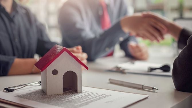 買い手と売り手の間の不動産売却契約の署名