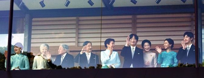 新年一般参賀で、集まった人たちに手を振られる天皇、皇后両陛下と上皇ご夫妻、愛子さま、秋篠宮ご夫妻、佳子さま、悠仁さま＝2026年1月2日午前、宮殿・長和殿