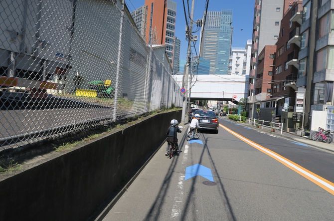 子どもが走る車道左端に急停車する自動車