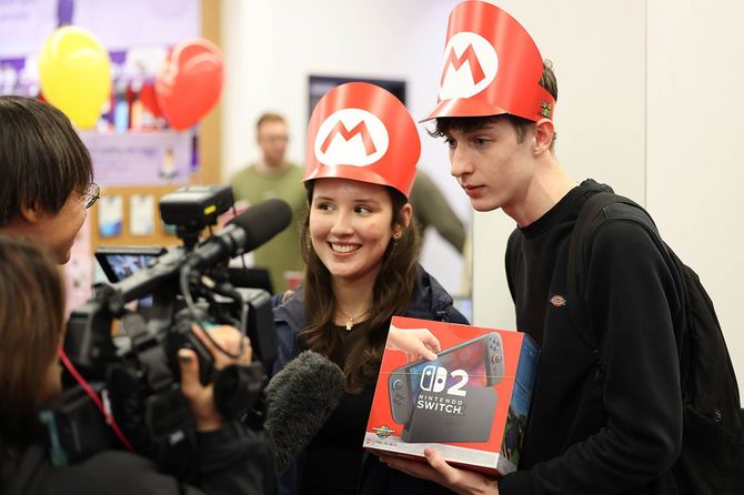 Nintendo Switch 2を買うために店頭に並んだ客＝2025年6月4日、ロンドン