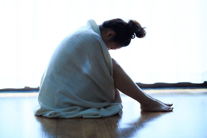 窓際に座る孤独な女性