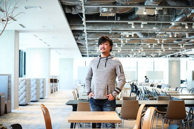 テーブルの奥に立つ男性