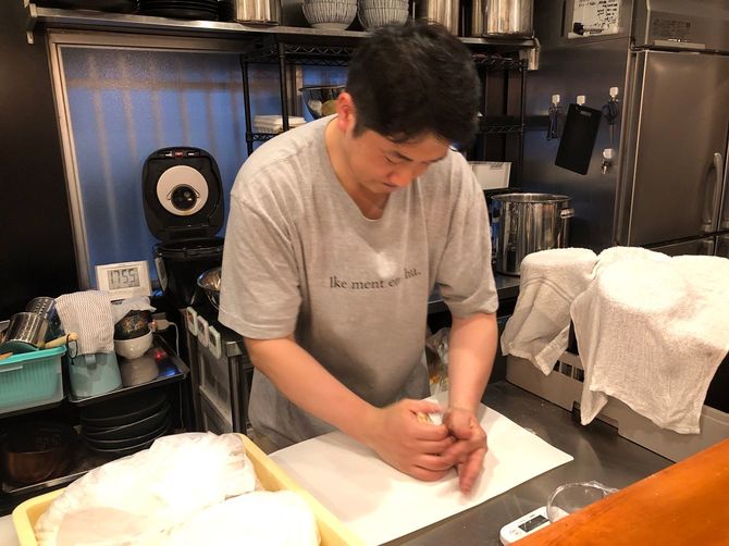 注文が入ると、一玉ずつ丁寧に麺をもみ込む。この作業が極上の麺づくりに欠かせないという