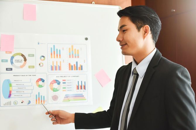 プレゼンテーションをする男性