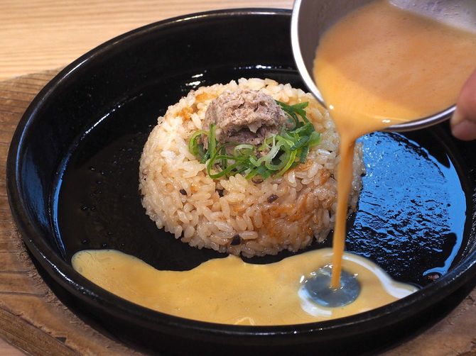 自分で味を仕上げることができる「鉄板玉子チャーハン」。