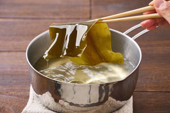 昆布でだしを取る人