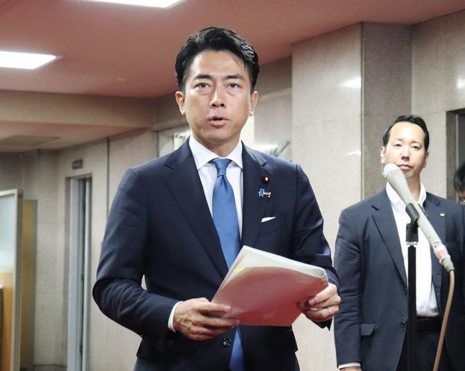 政府備蓄米の販売期限延長を発表する小泉進次郎農林水産相＝2025年8月20日午前、東京・霞が関の同省