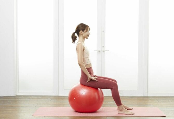 ［姿勢のポイント③］肩は、上半身のいちばん後ろの位置をキープ