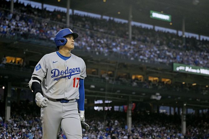 カブス戦の2回、空振り三振に倒れるドジャース・大谷=2025年4月22日、シカゴ