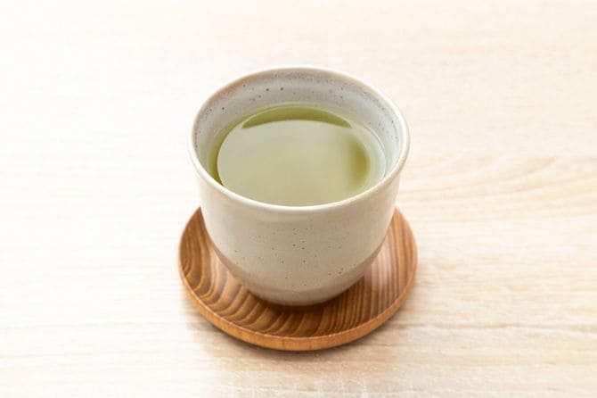湯飲みに入った緑茶