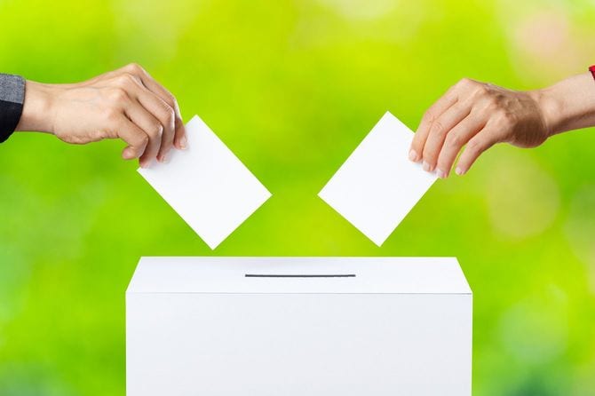 投票する人の手元