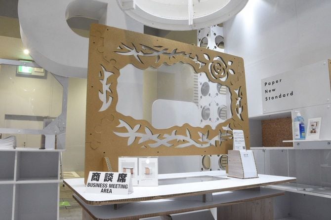 商談用テーブルや飛沫感染防止用の仕切り板も段ボール製