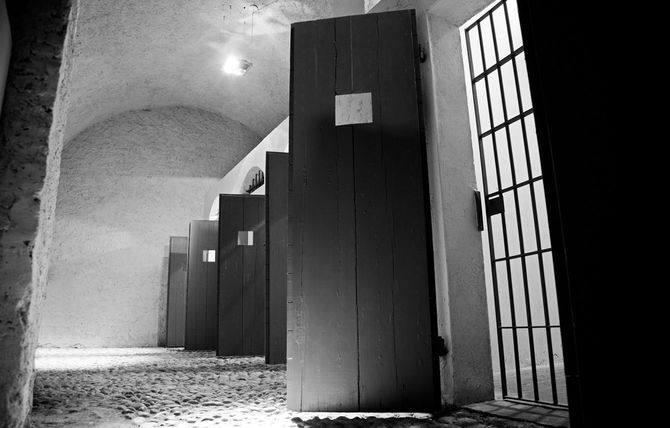 外側のドアは開けられていて、鉄格子が見える監房