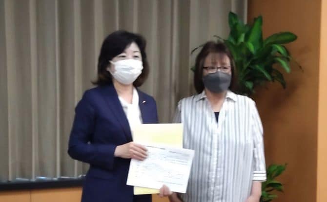 野田聖子大臣と森田志歩さん（右）