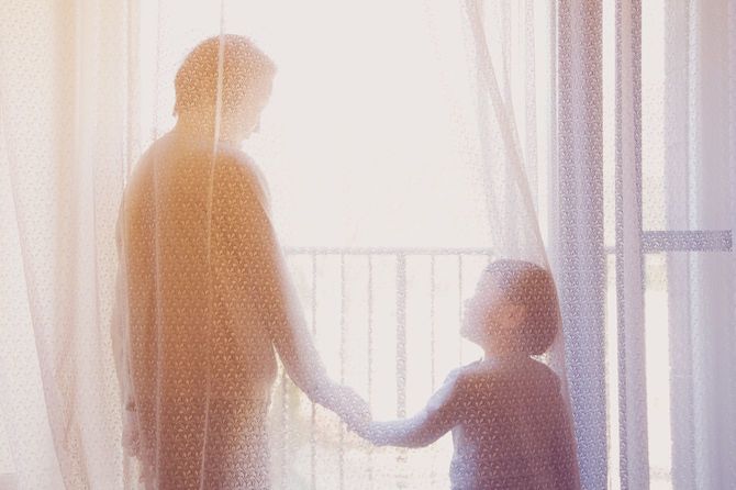 お互いの手を握る祖母と孫