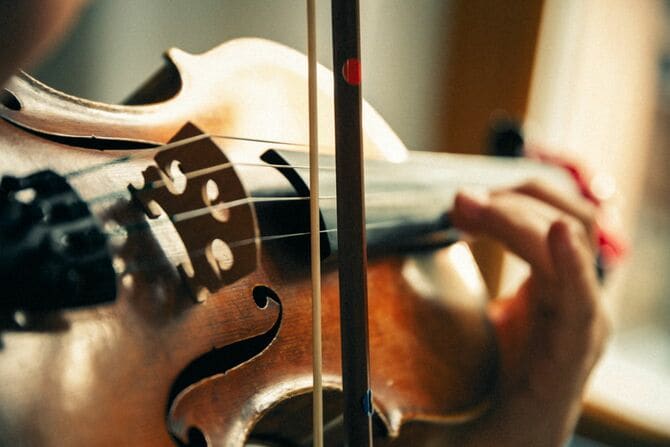 バイオリンを弾いている人