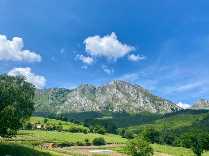 レストランの駐車場から見える石灰山アンボト